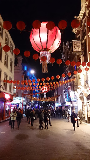 倫敦唐人街大紅燈籠高高掛