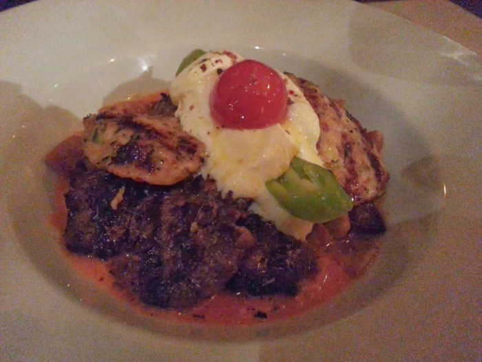 Iskender，我最喜愛的土耳其菜之一，白色的就是yogurt