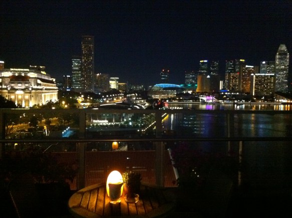 Lantern Bar 對著濱海灣，圖中最左手邊的金色建築物是 Fullerton Hotel (新加坡郵局前身），切勿不要搞錯！