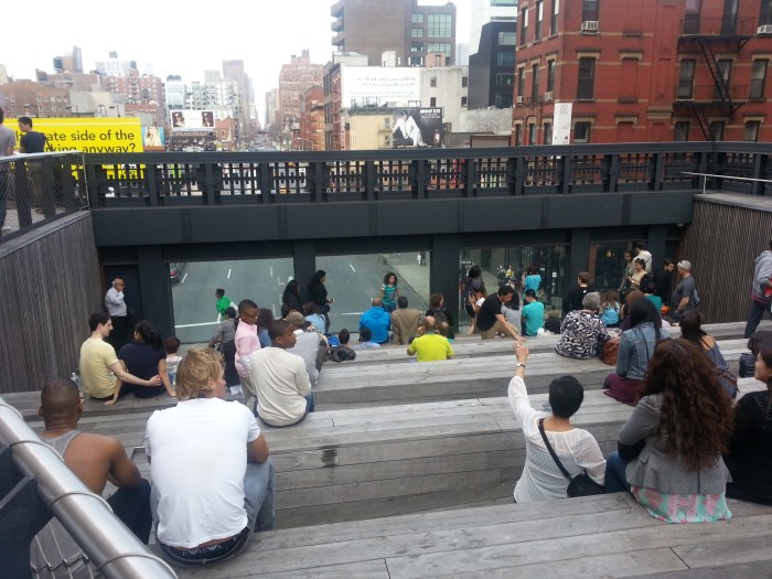 大家就像電影院裡的觀眾看著銀幕