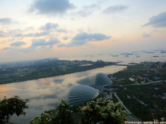 白色圓拱形 的兩個冷室 