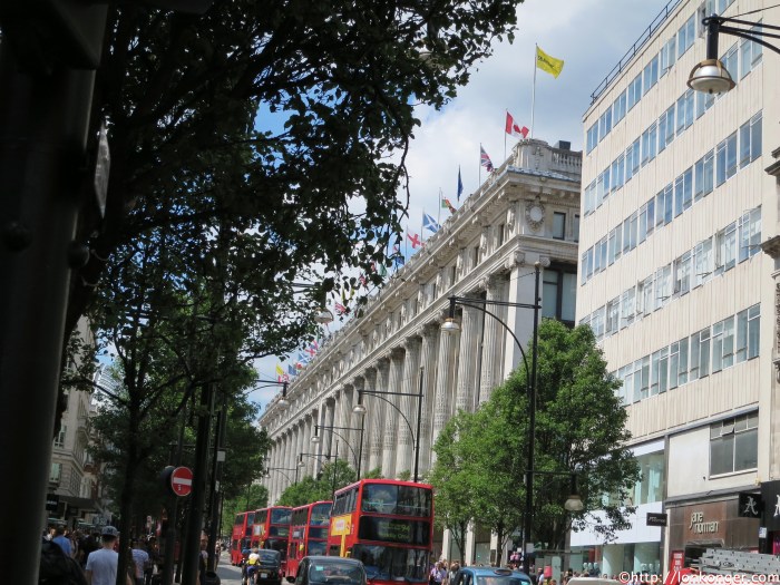 插著很多旗幟的 Selfridges
