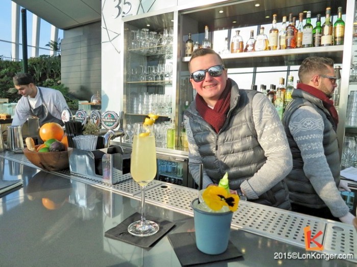 來自羅馬尼亞的Sky Pod Bar調酒師Mihai為人熱情，一邊調配雞尾酒一邊訴說自己在倫敦多姿多釆的生活。