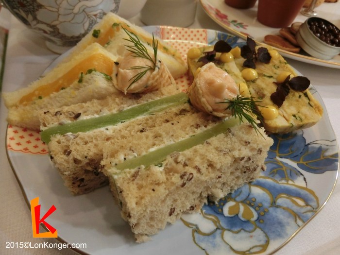 從三明治便能看出設計這個菜單的心思，雖然是傳統的組合(青瓜、雞蛋、coronation chicken跟三文魚)，做法卻非常獨特。例如將coronation chicken做成pate，雞蛋則有點像流心蛋。