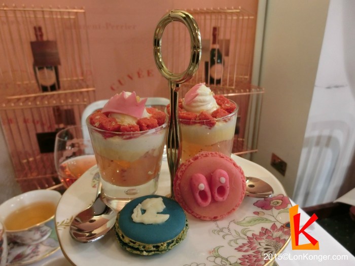 香檳乳脂鬆糕 (Laurent-Perrier Cuvee Rose Champagne & strawberry trifle), 馬卡龍 (Wedgwood blueberry macaroon cameo)