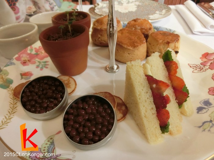 朱古力「魚子」 (chocolate caviar)，血橙海綿蛋糕(Victorian sponge cake sandwich with blood orange and pink grapefruit jelly)，朱古力芝士蛋糕 (cheese cake, chocolate soil, basil)