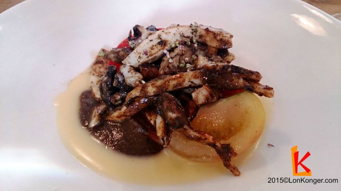[Cuttlefish, Tomatoes & Wild Marjoram] 是第一碟上來的菜，魷魚頗新鮮，但最大的驚喜是它的汁，深色的那個酸酸甜甜的，成功吊起我們的食慾。(£5.9)