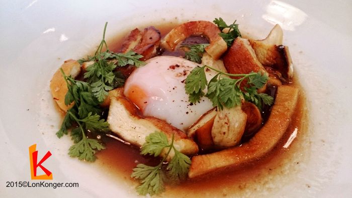 [Puffball, Burford Brown Egg & Onion] 將一個大蘑菇切片，中間放了個流心蛋。它的流心蛋做法跟Egg Benedict跟日本溏心蛋不同，蛋黃的稠度介乎於兩者中間，很配合混著蘑茹一起吃。