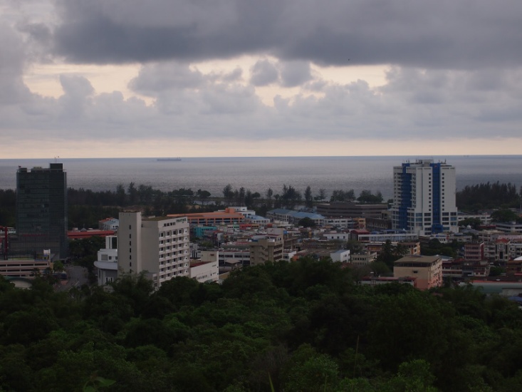 館外空地可俯瞰美里市一帶的景色。