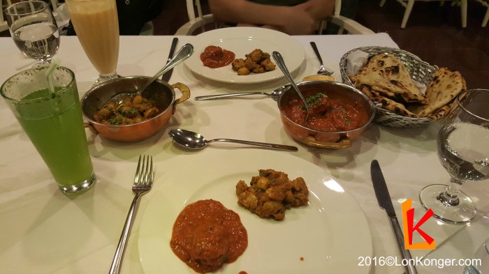 我們叫了炒蘑菇，咖哩蝦球，及有餡的naan （忘了是芝士還是almond -_-）